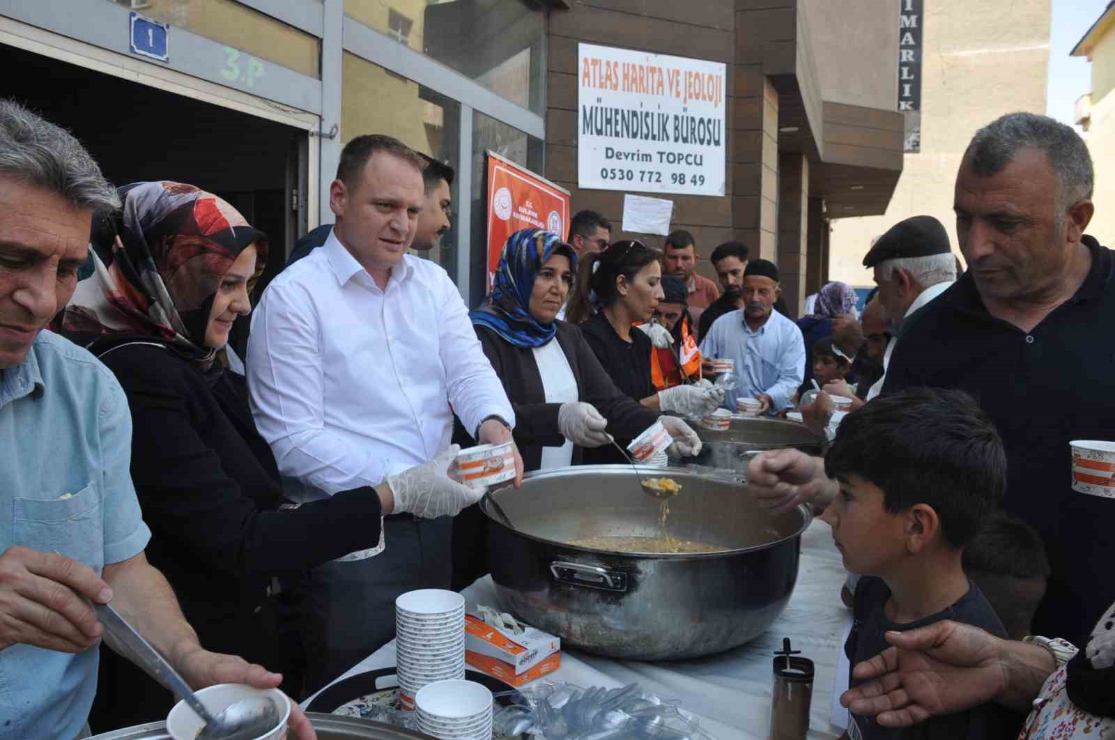 Bulanık Kaymakamlığı 2 bin kişiye aşure dağıttı
