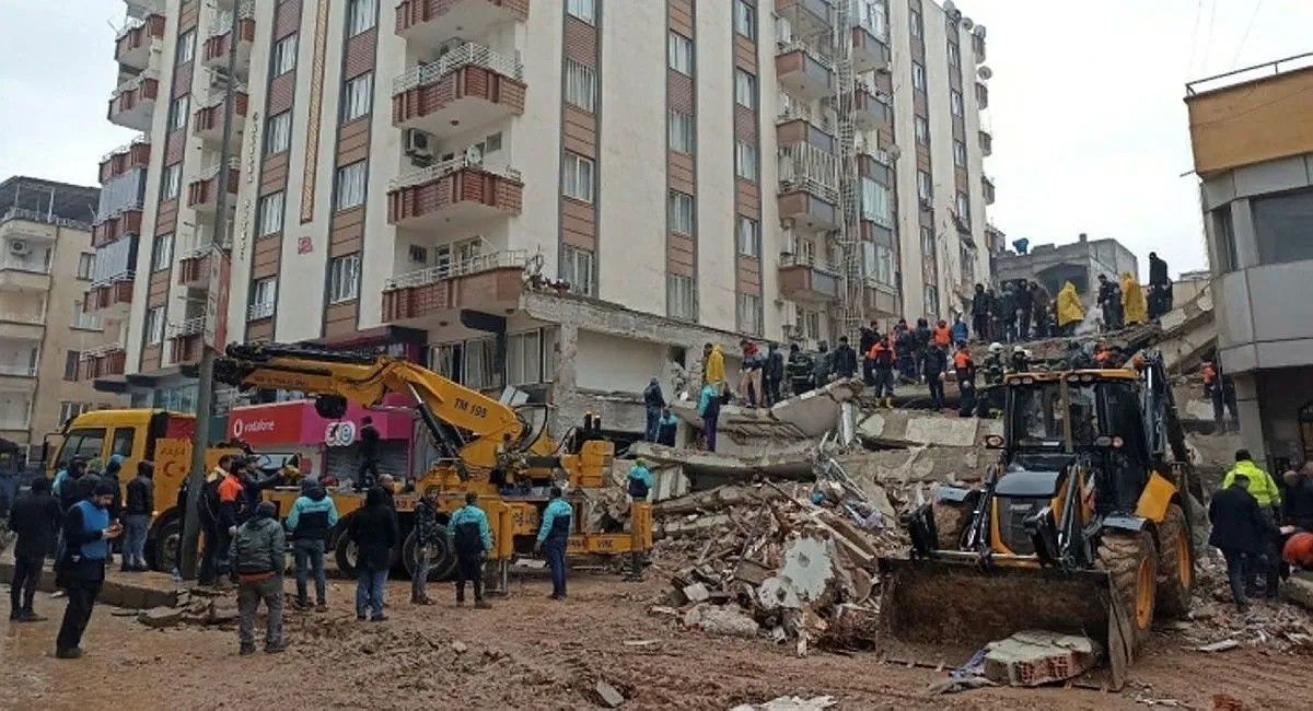 Depremde 51 kişinin öldüğü Furkan Apartmanı davasında karar çıktı, adliyede ortalık karıştı 