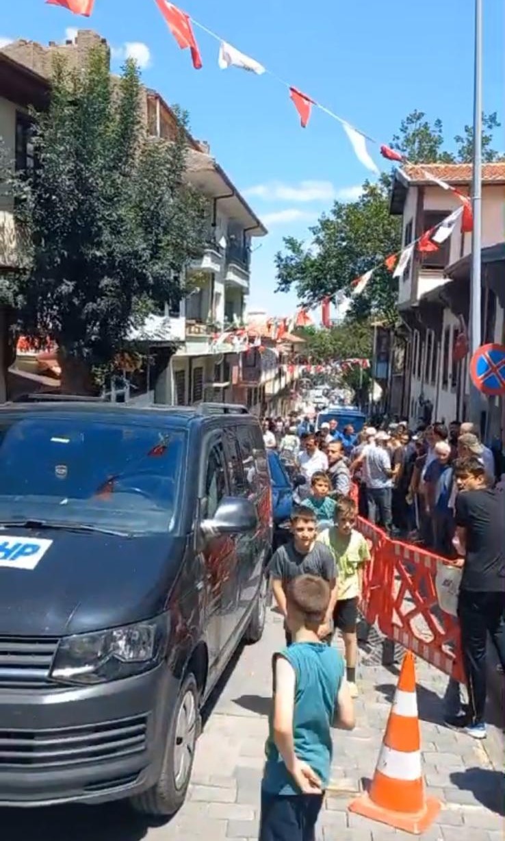 Vali ve protokol &uuml;yelerine ara&ccedil; engeli
