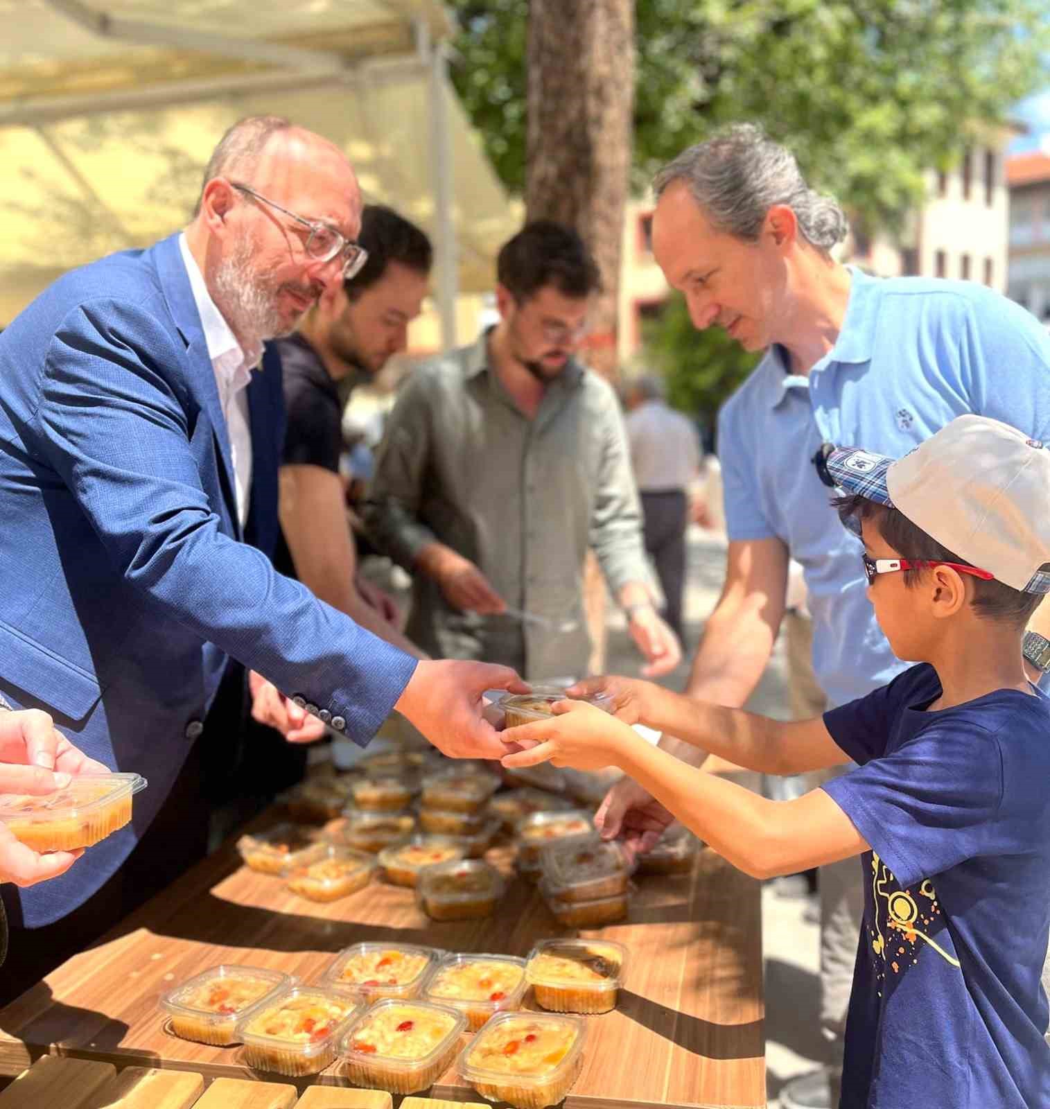 Karagöz Ahmet Paşa Camii’nde aşure ikramı
