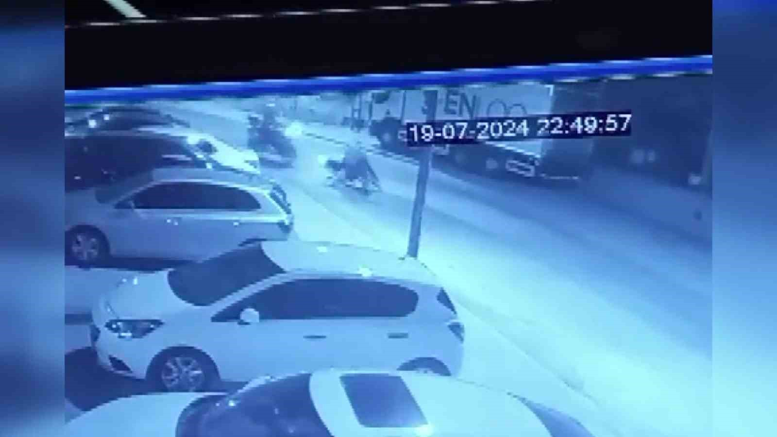 Adana&rsquo;da &rsquo;dur&rsquo; ihtarına uymayan motosikletli, polise &ccedil;arptı... O anlar kamerada
