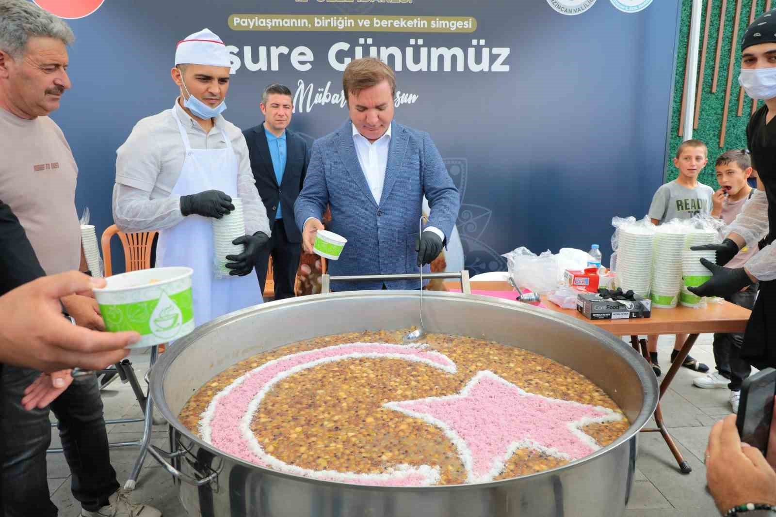 Erzincan&rsquo;da bin kişiye aşure ikramı
