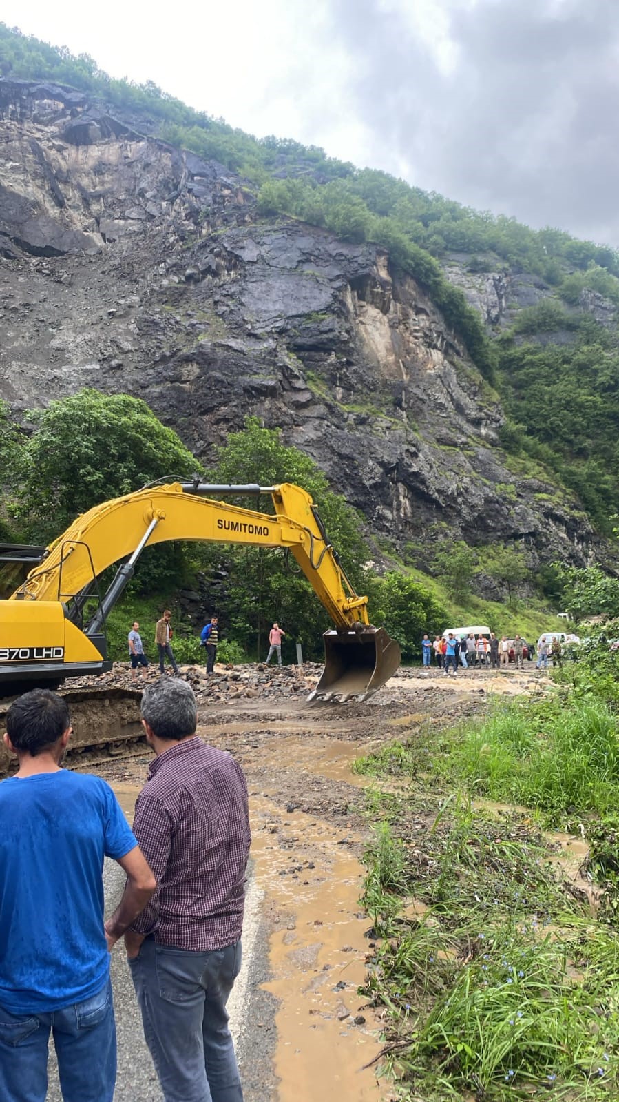 Trabzon’da heyelan nedeniyle Araklı-Bayburt yolu ulaşıma kapandı
