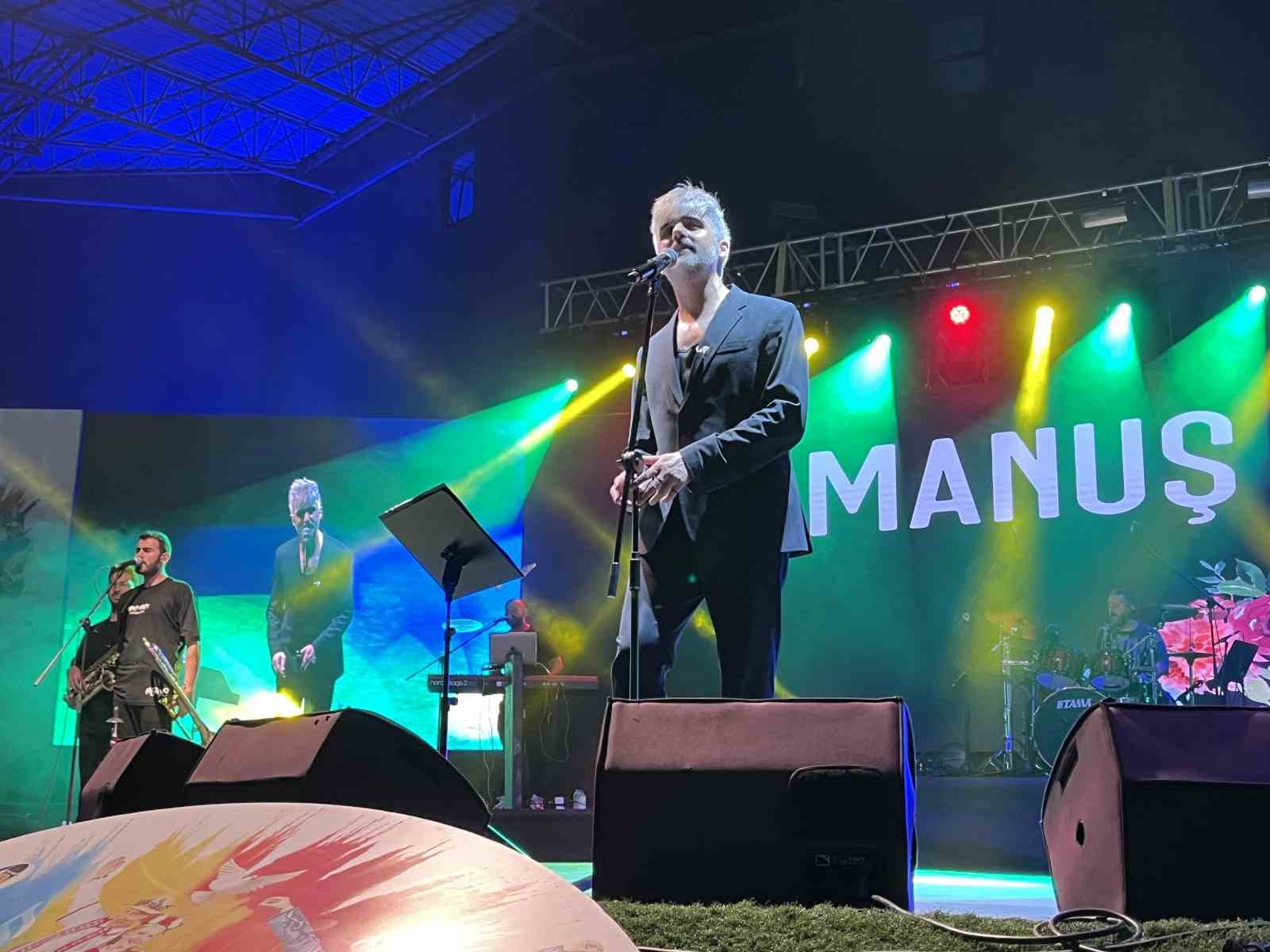 Esenyurtlular Manuş Baba konseriyle doyasıya eğlendi