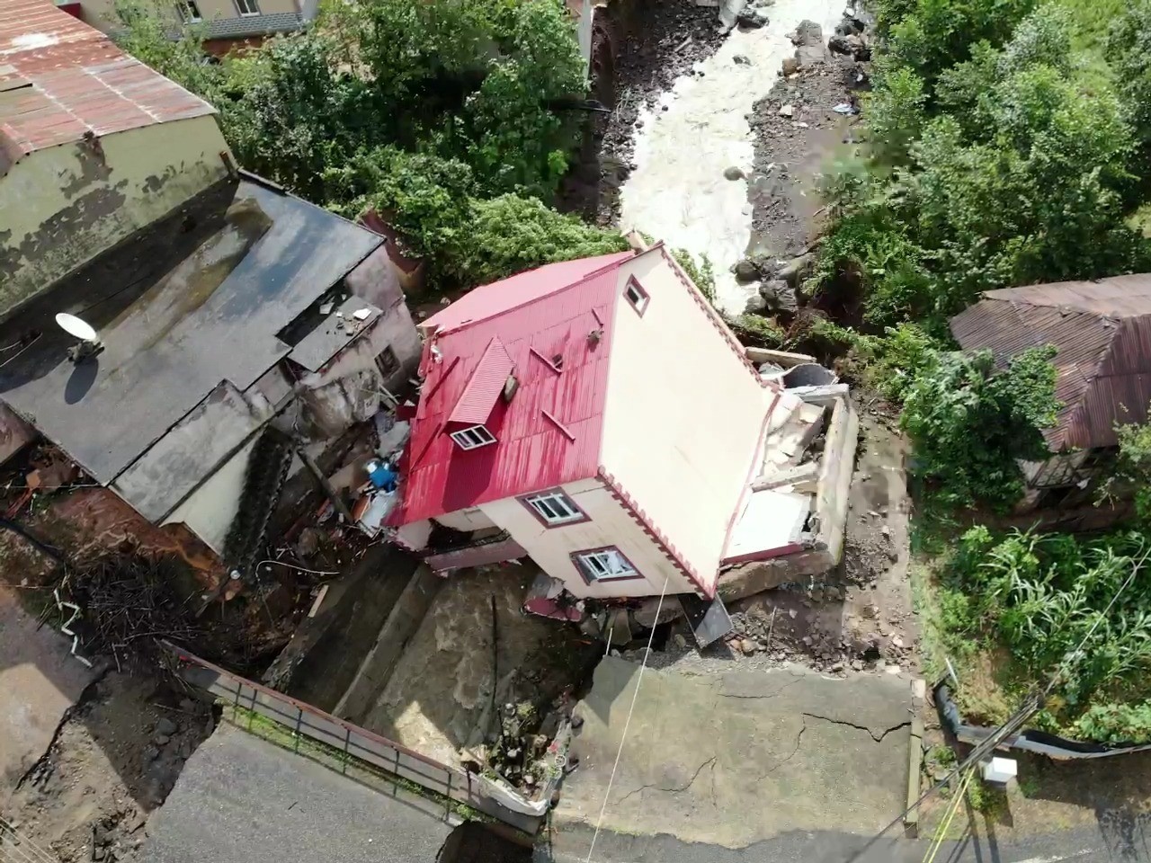 Giresun’da Köseler köyünde yaşanan selde yan yatan 2 katlı ev havadan görüntülendi