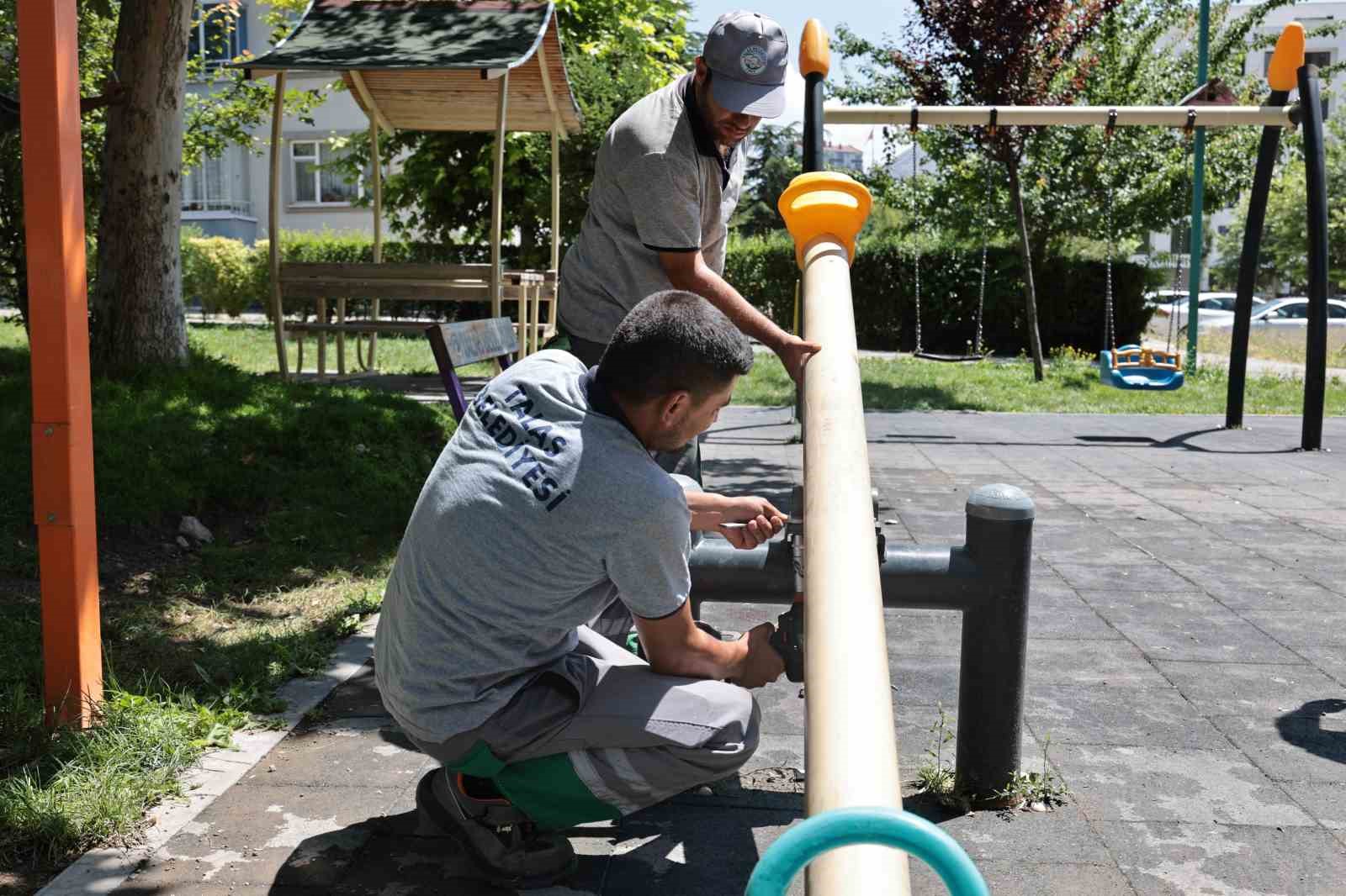 Talas’ta park ve bahçelere yaz bakımı
