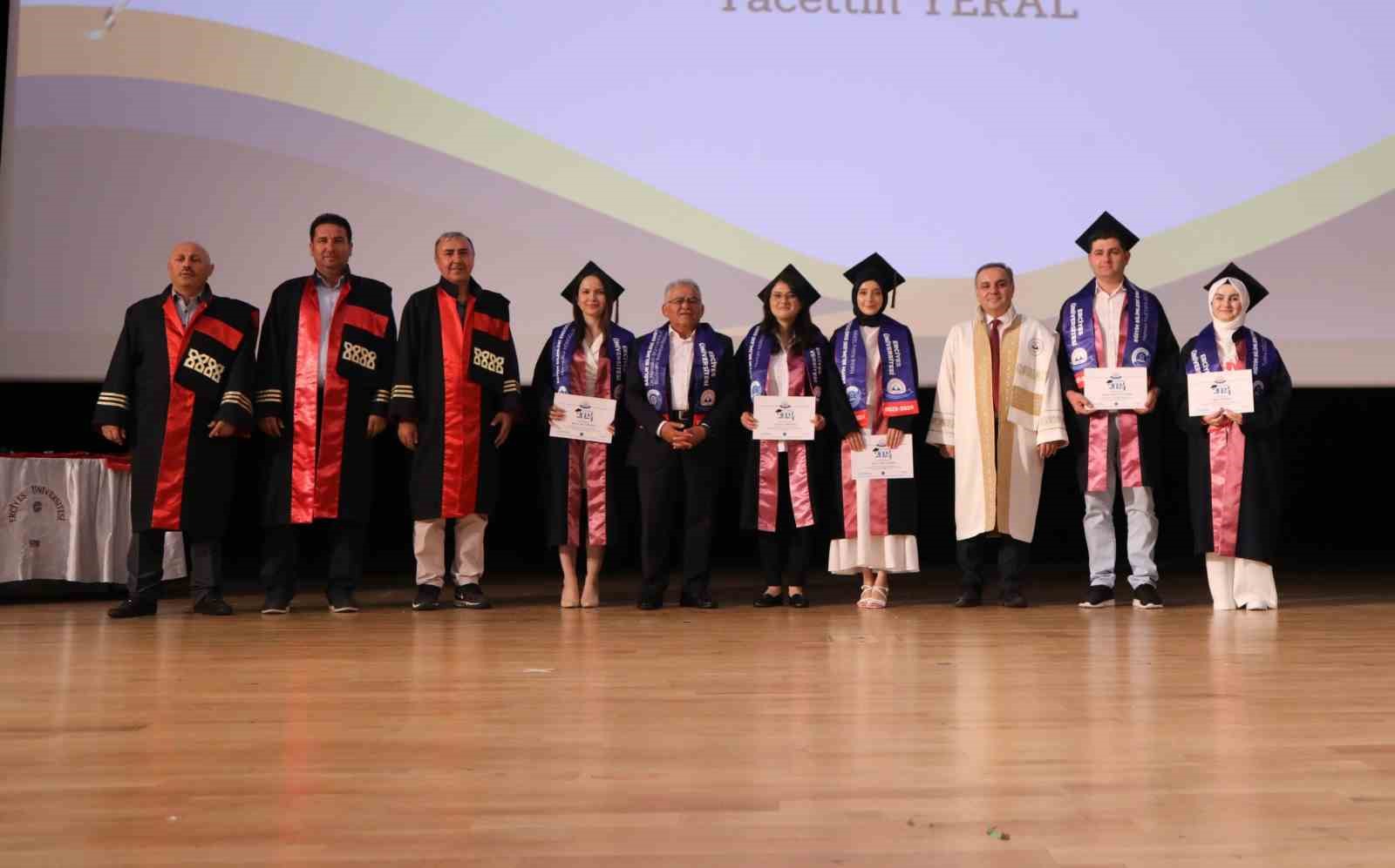 ER&Uuml;&rsquo;de Lisans&uuml;st&uuml; Mezuniyet sevinci yaşandı
