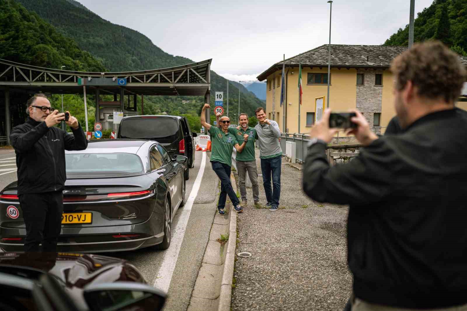 Türk rekortmenden yeni rekor: Tek şarjla 9 ülke gezdi