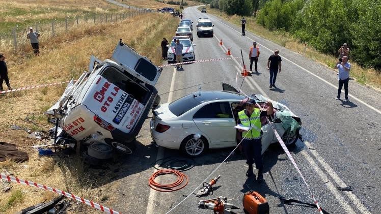 Yozgat’ta iki araç kafa kafaya çarpıştı: 3 ölü, 1 yaralı