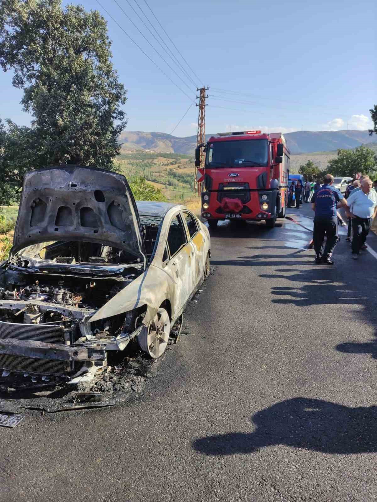 Yanan otomobil hurdaya d&ouml;nd&uuml;
