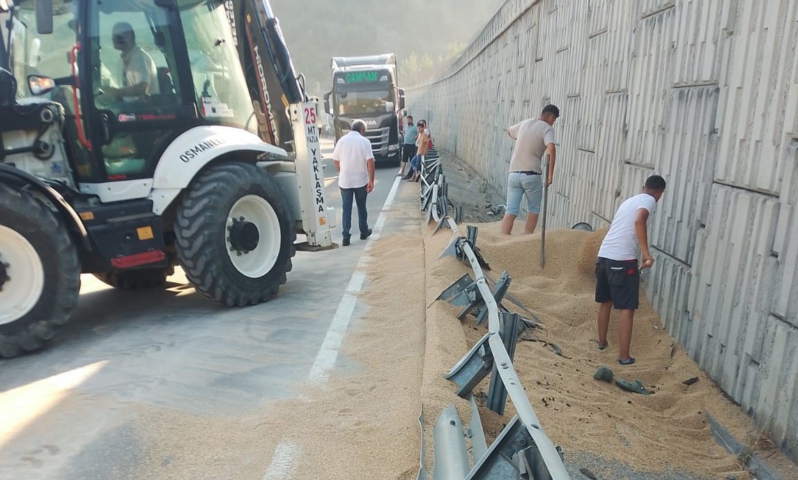 Bilecik&rsquo;te buğday y&uuml;kl&uuml; tır 3 metre y&uuml;kseklikten alt yola devrildi
