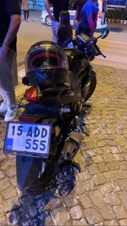 Burdur&rsquo;da mazgaldan ka&ccedil;mak isteyen motosikletli arkasında gelen motosikletle &ccedil;arpıştı: 2 yaralı
