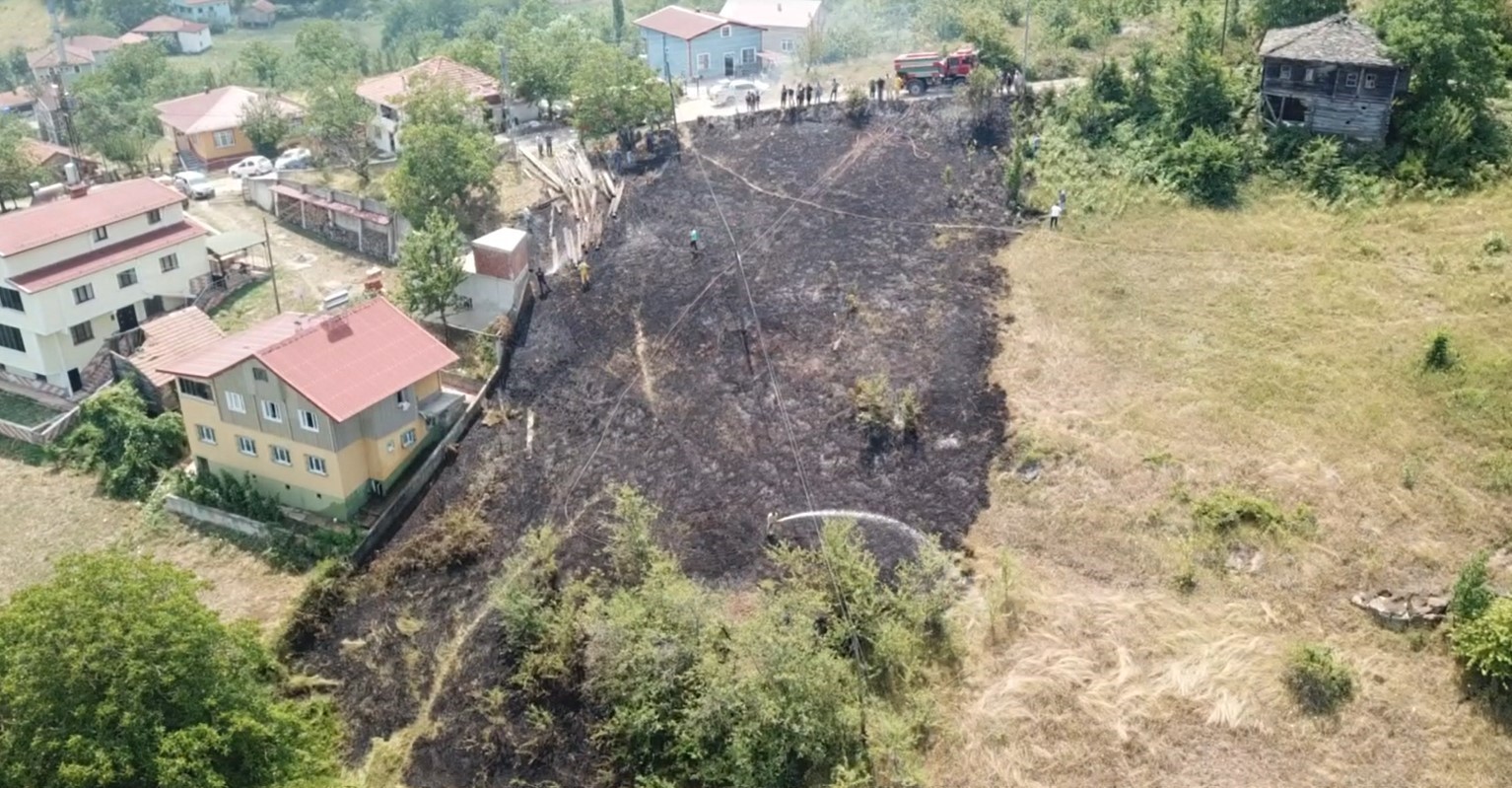 Kastamonu’da tarlada çıkan anız yangını, evlere sıçramadan söndürüldü
