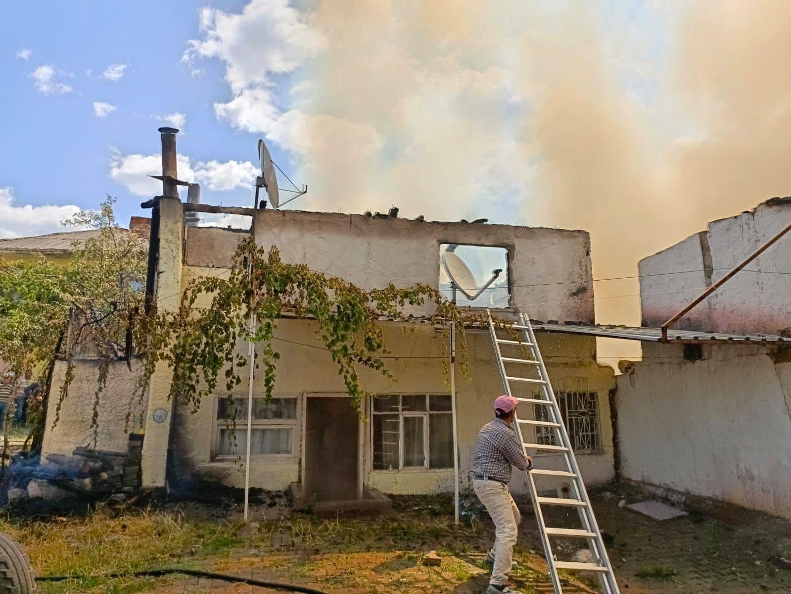 Aynı köyde bir gün arayla iki yangın: 6 ev kullanılmaz hale geldi
