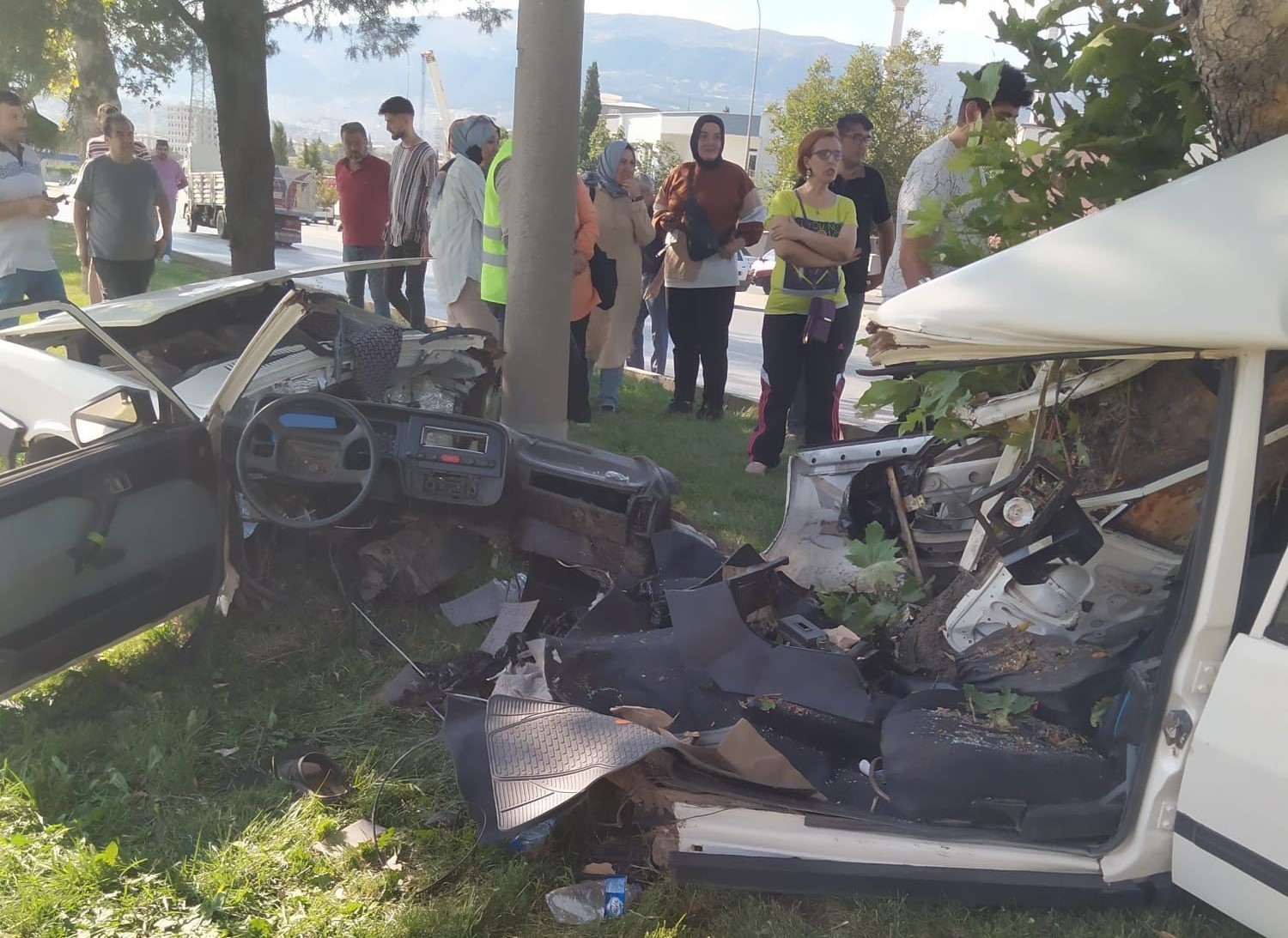 Direğe &ccedil;arpan otomobil ikiye b&ouml;l&uuml;nd&uuml;: 1 &ouml;l&uuml;, 1 yaralı
