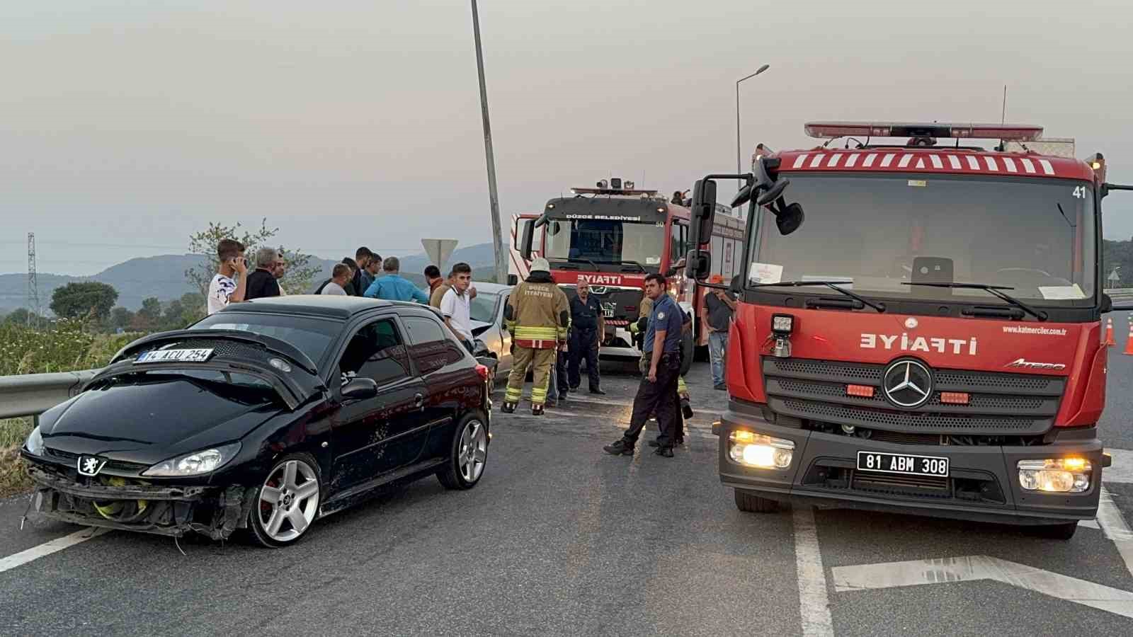 Çarpışan otomobillerden biri alev aldı
