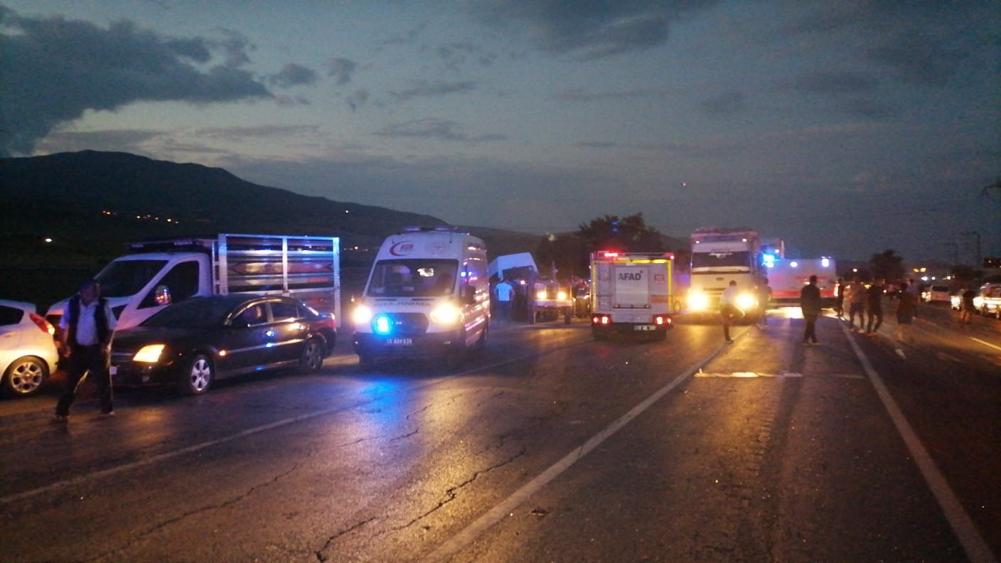 Bitlis’te trafik kazası: 6 aralı