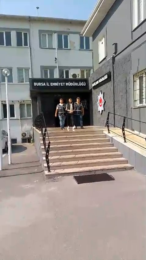 24 yıl 4 ay hapis cezasıyla aranan su&ccedil; makinesi, sevgilisinin evinde &ccedil;ıktı
