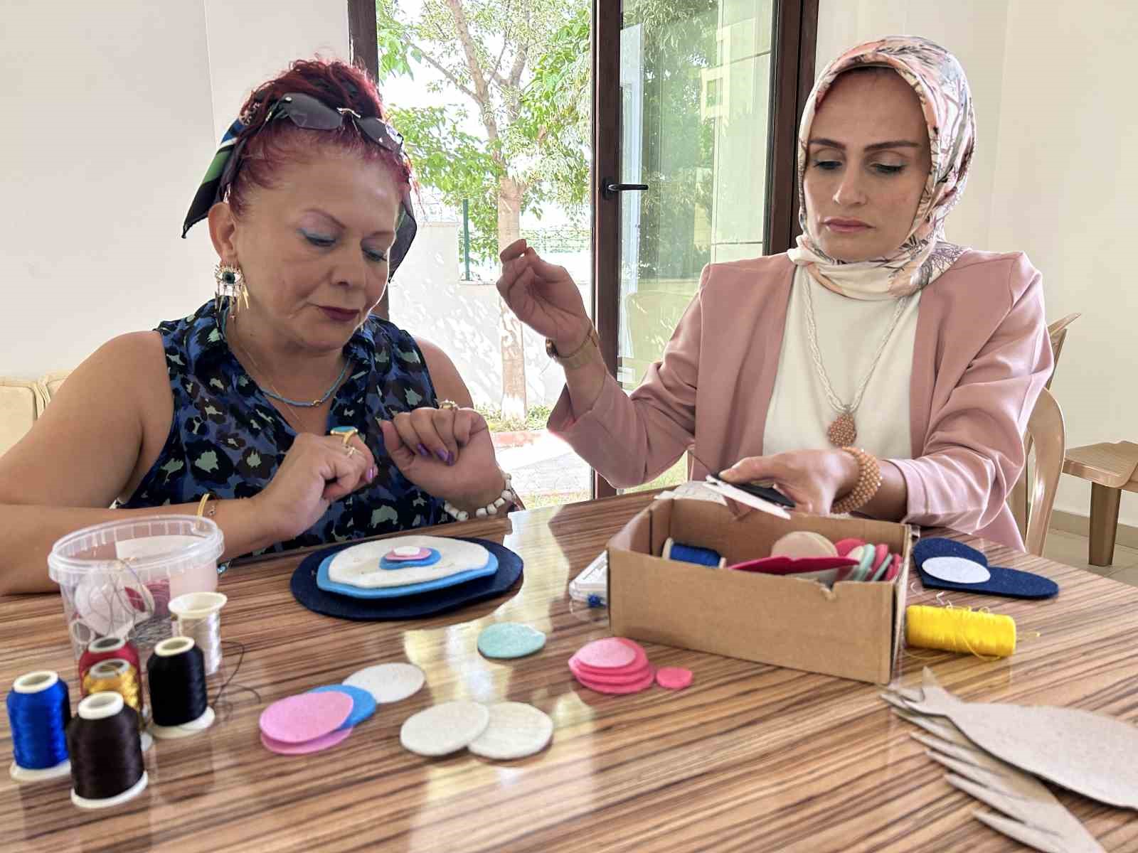 Depremde yıkılan iş yerinden geriye kalan üç boyutlu keçe tablosu hayata bağladı
