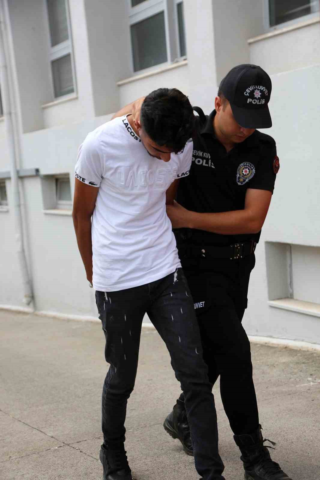 Ak&uuml; i&ccedil;inden 11 kilo esrar &ccedil;ıktı
