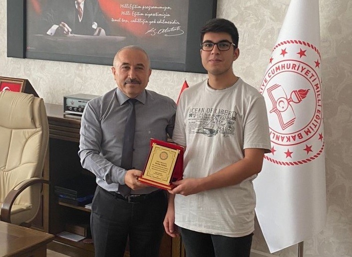 Milli Eğitim Müdürü’nden başarılı öğrenciler ödül