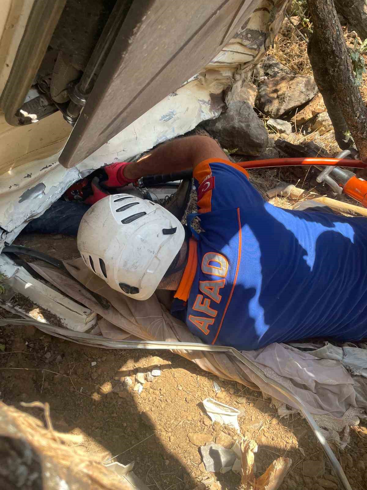 Devrilen kamyonetin altında kalan s&uuml;r&uuml;c&uuml; yaralandı
