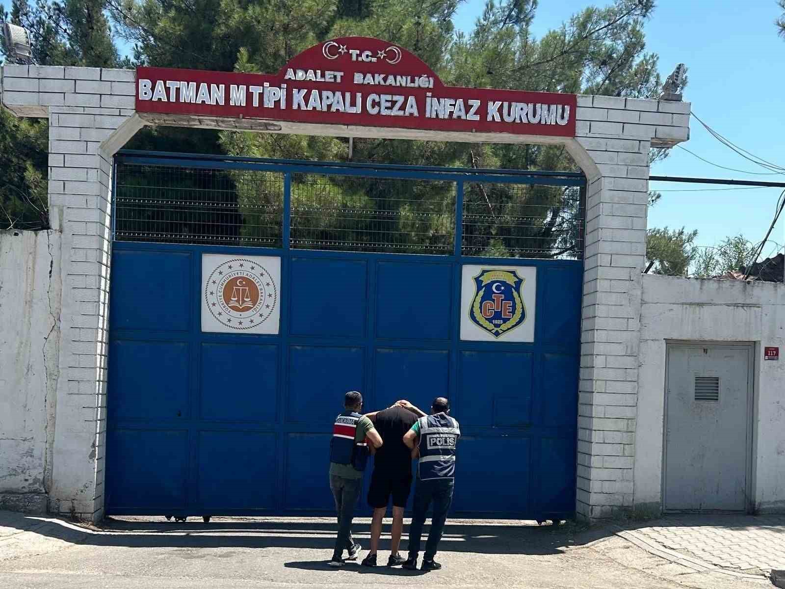 Siirt&rsquo;te 15 yıl kesinleşmiş hapis cezası bulunan firari yakalandı
