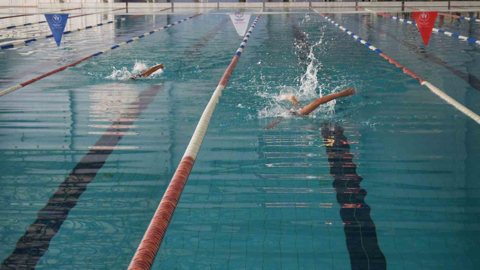 Genç sporcular, şehitler anısına yüzdü