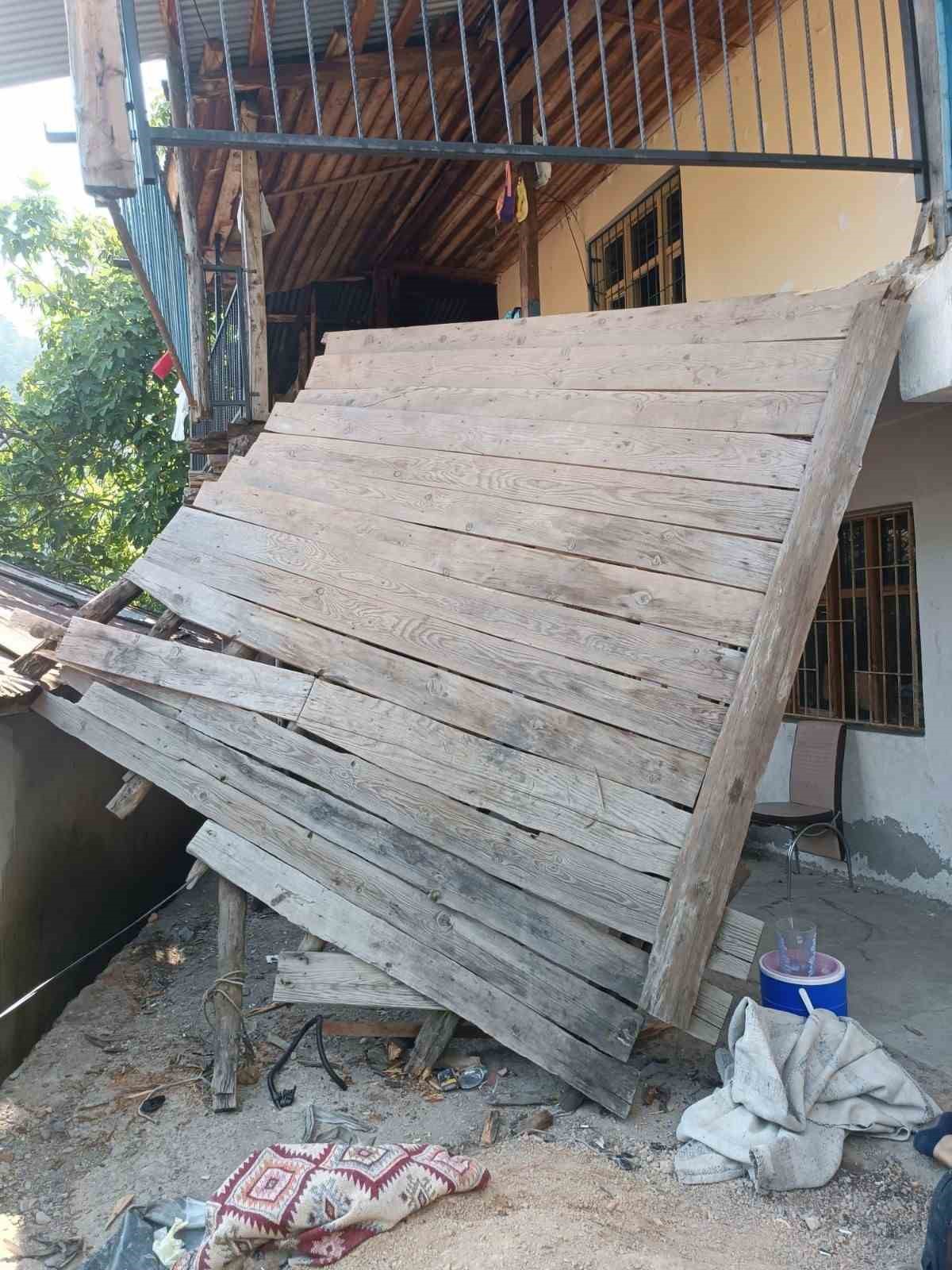 Adana&rsquo;da &ccedil;ardak direği kırıldı, &uuml;zerindekiler aşağı d&uuml;şt&uuml;: 4 yaralı
