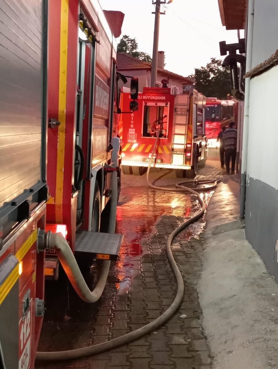 Denizli&rsquo;de Yangında bir ev k&uuml;le d&ouml;nd&uuml;
