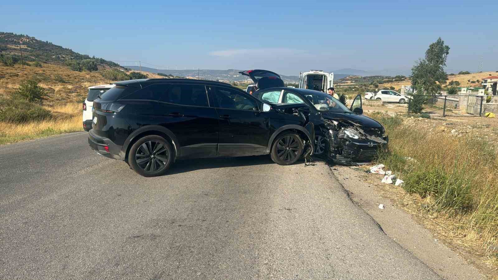 Fo&ccedil;a&rsquo;da iki ayrı trafik kazası: 8 yaralı
