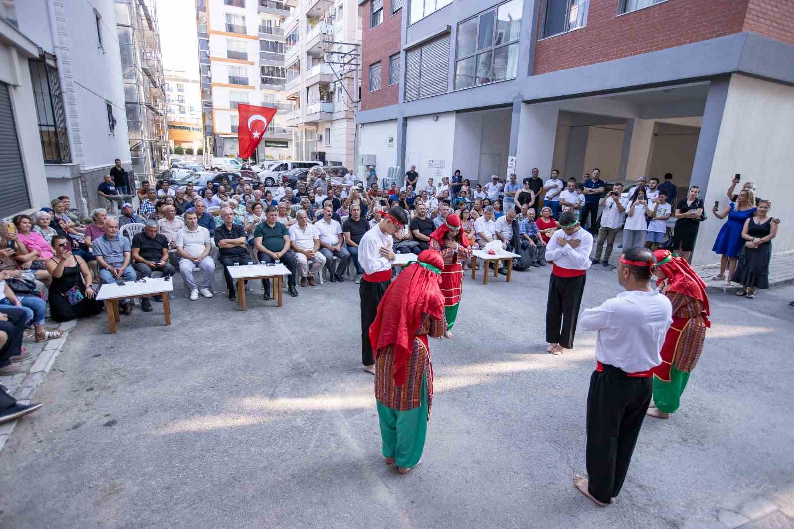 Başkan Tugay, Örnekköy’de aşure dağıttı
