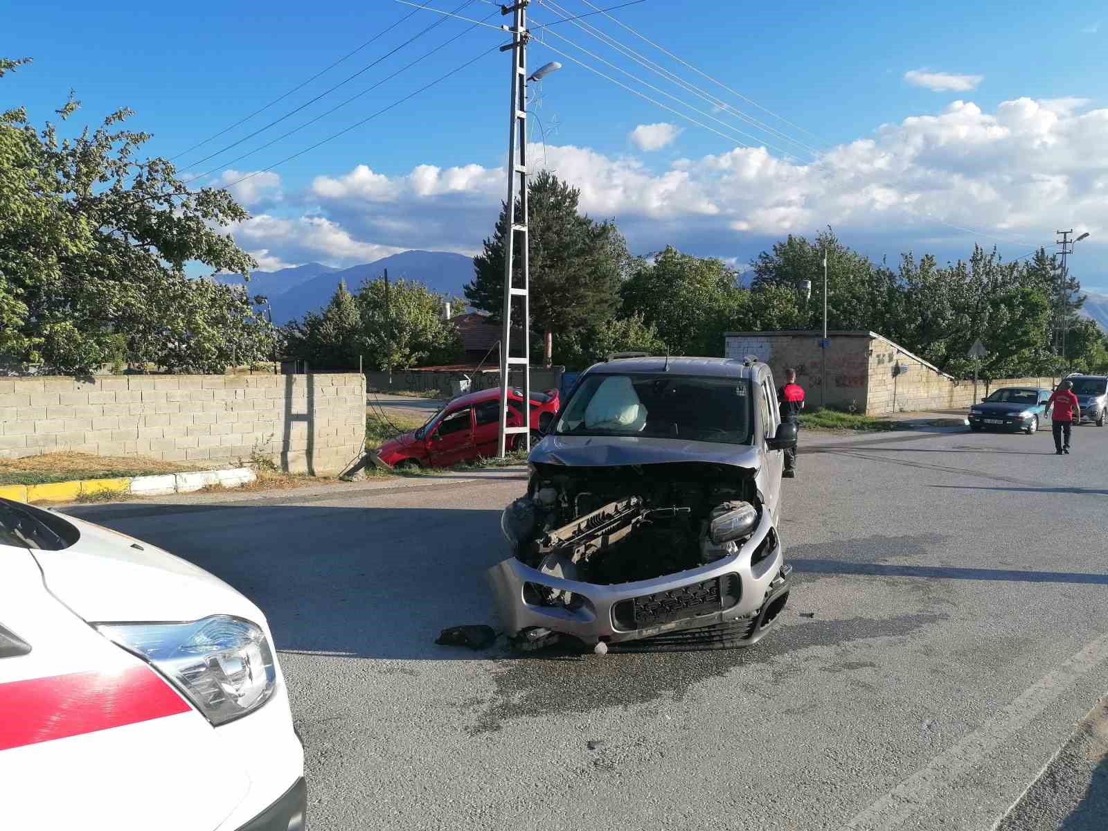 Erzincan&rsquo;da trafik kazası: 2 yaralı

