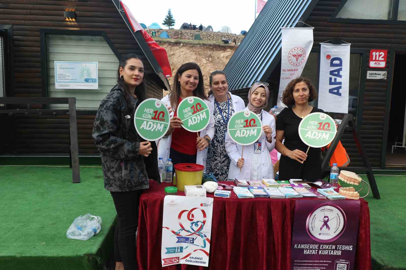 Sağlık ekipleri kansere karşı bilgilendirme &ccedil;alışmalarını s&uuml;rd&uuml;r&uuml;yor
