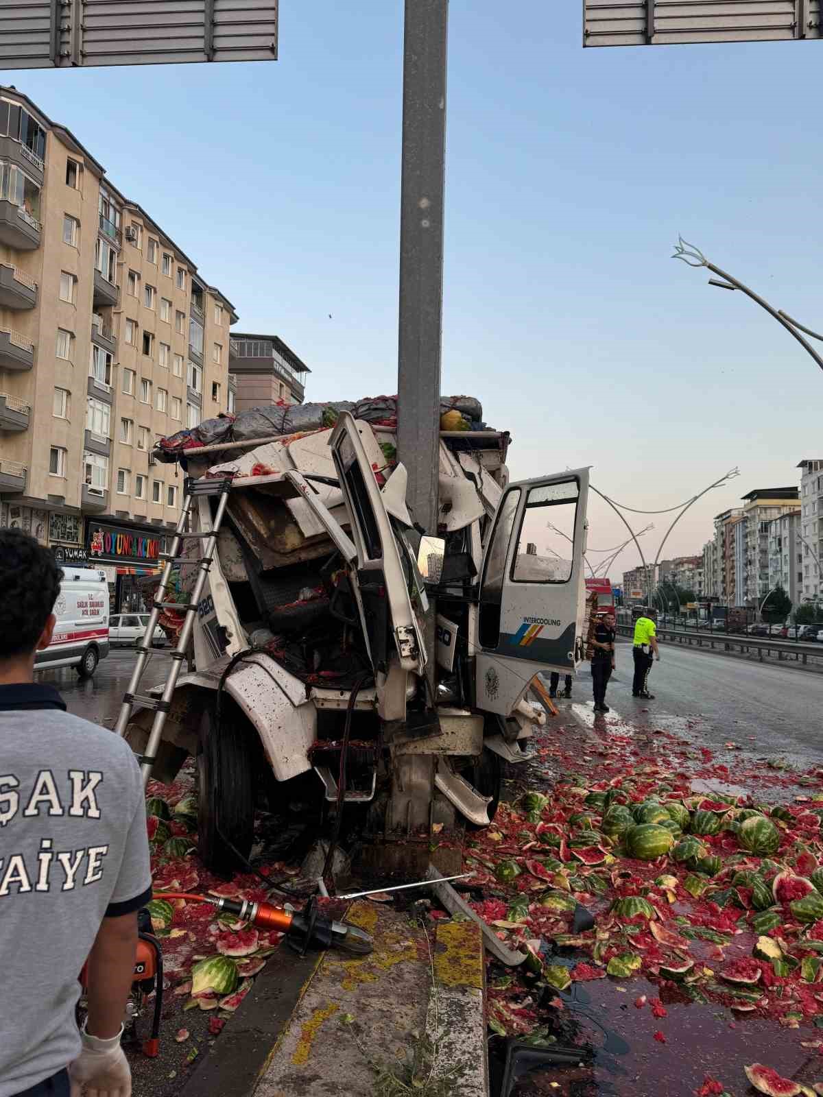 Karpuz yüklü kamyonun sürücüsü hayatını kaybetti
