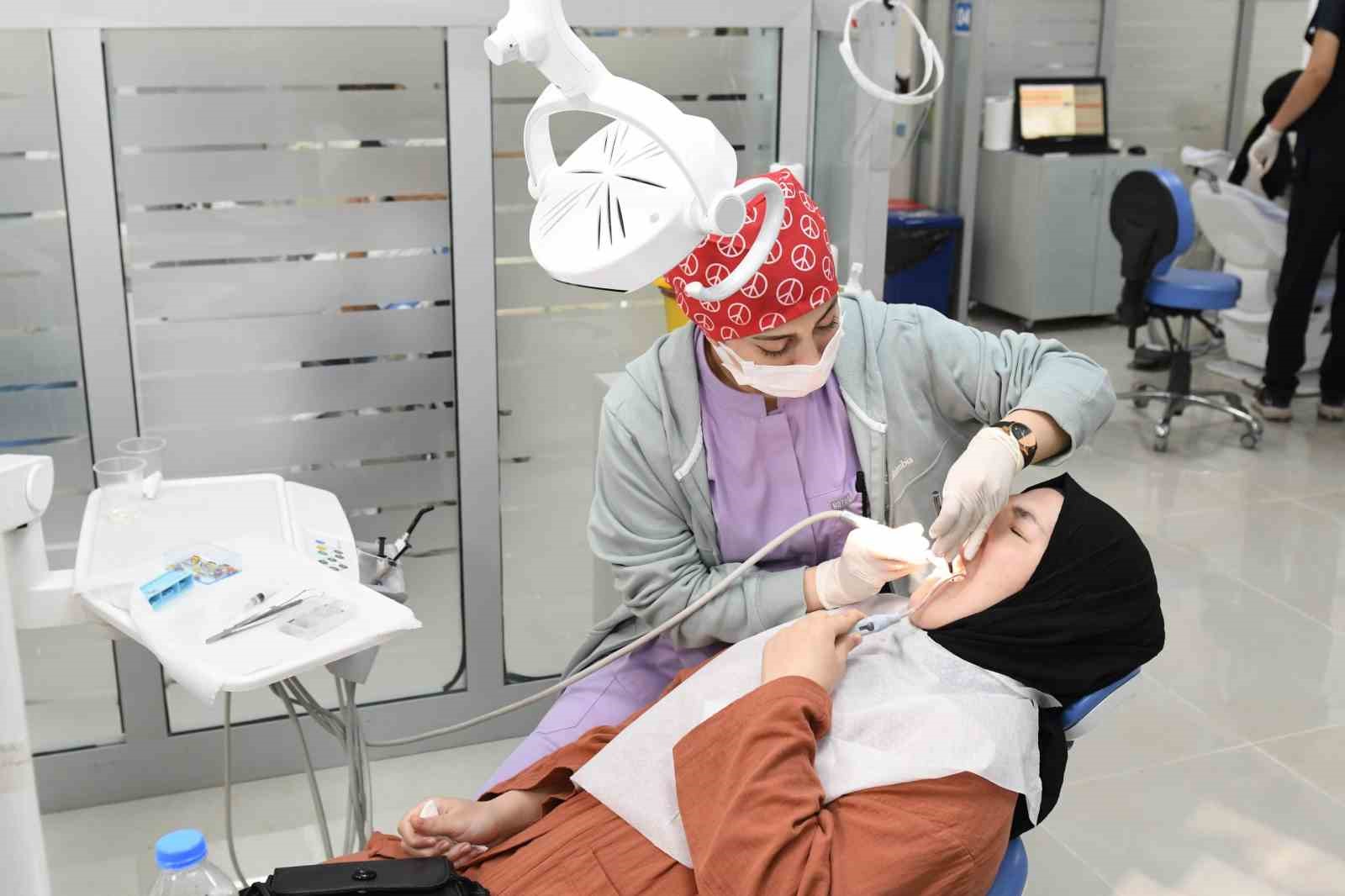 Depremde yıkılan diş hekimliği fak&uuml;ltesi prefabrik yapıda hizmet vermeye başladı
