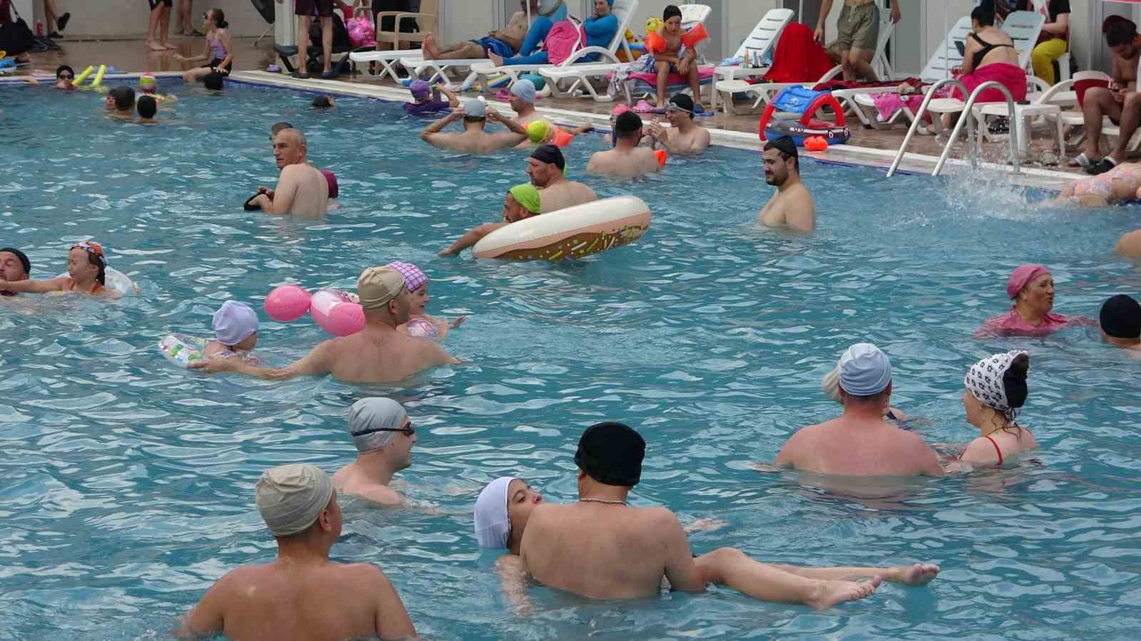 Sıcaktan bunalan vatandaşlar termal havuzlara koşuyor