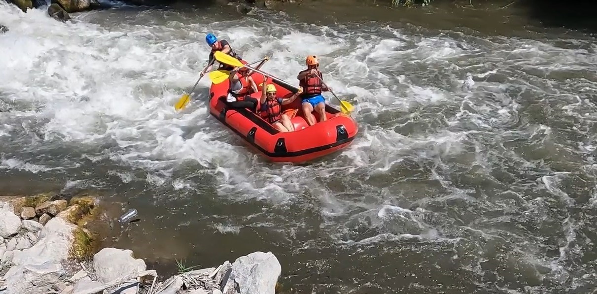(&Ouml;zel) Dağcıların nefes kesen rafting heyecanı
