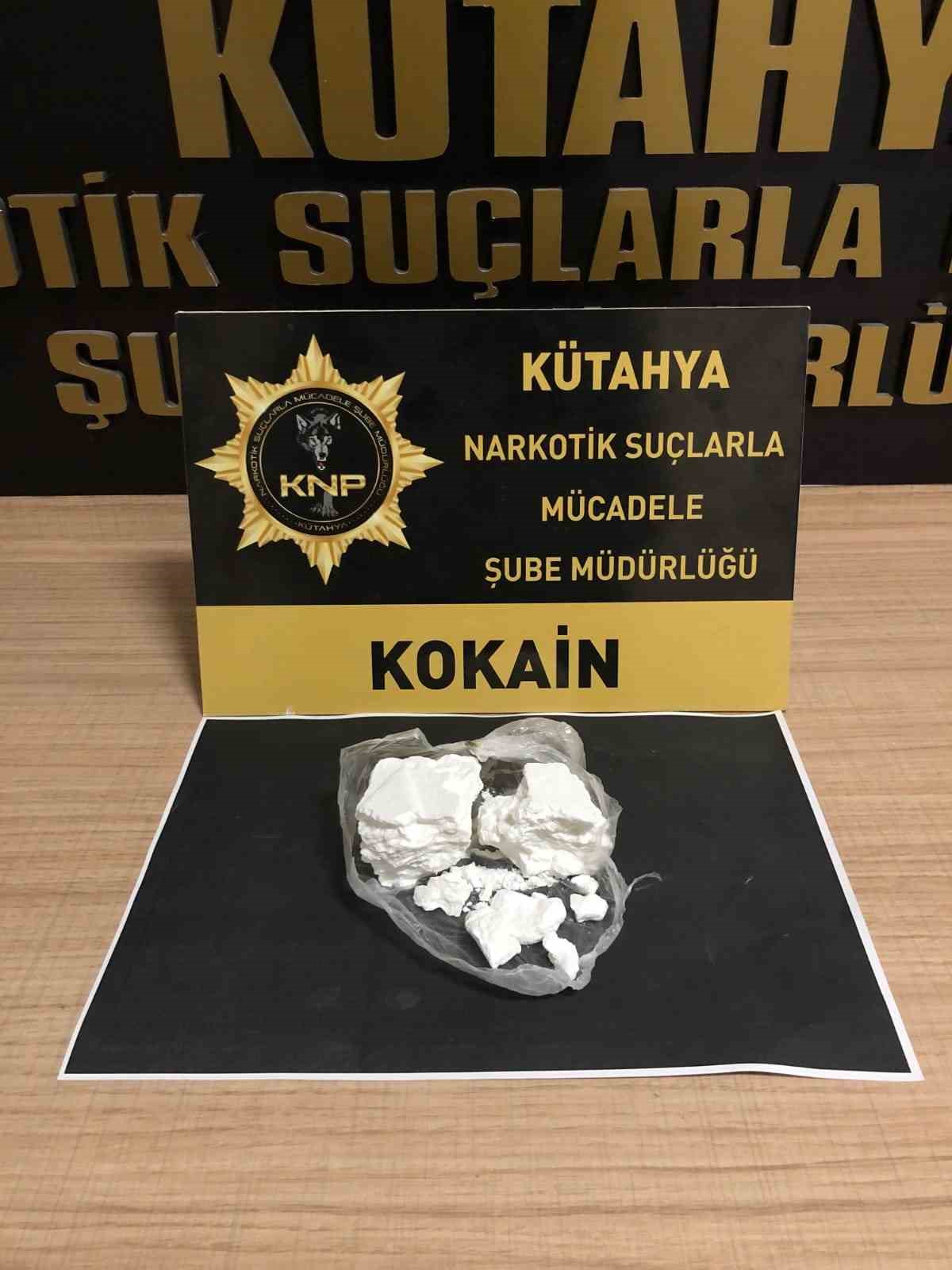 K&uuml;tahya&rsquo;da otob&uuml;ste uyuşturucu ile yakalanan kadın yolcu tutuklandı
