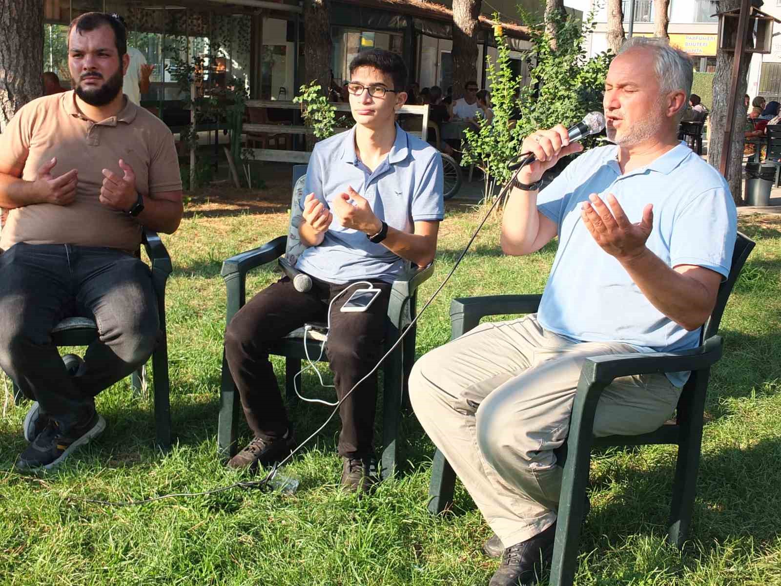 Balıkesir&rsquo;de kadın muhtar mahallesinde aşure hayrı d&uuml;zenledi

