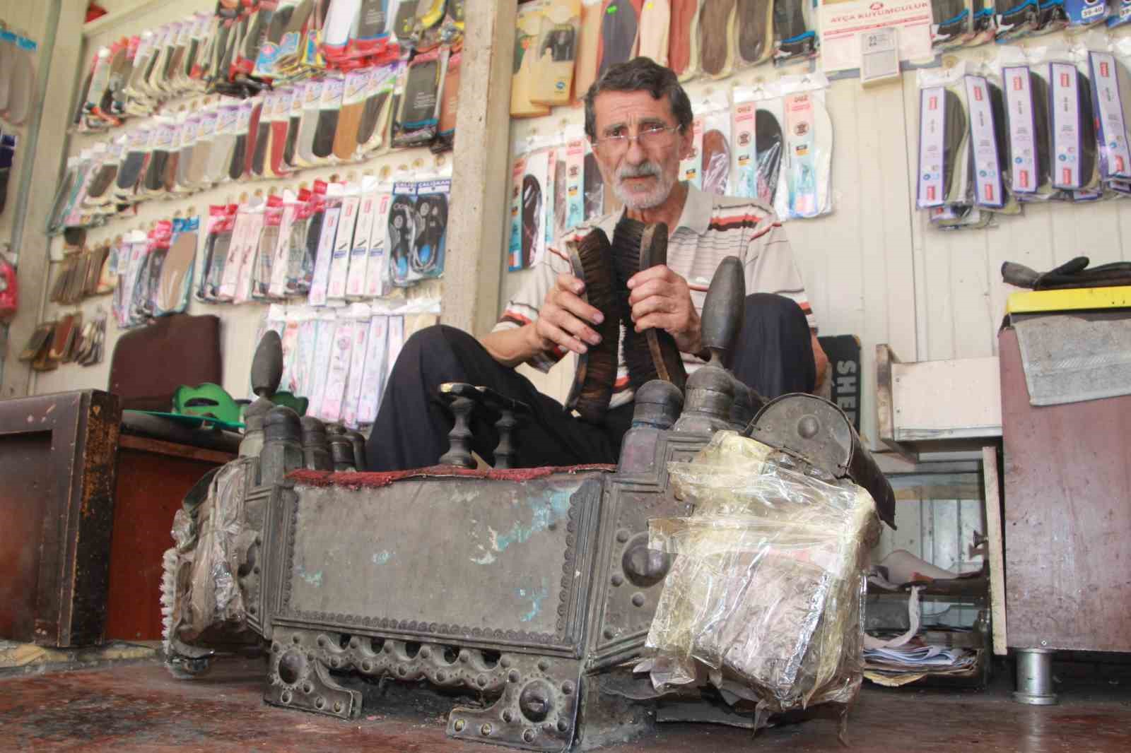 Aynı sandık ile yarım asırdır ayakkabı boyuyor