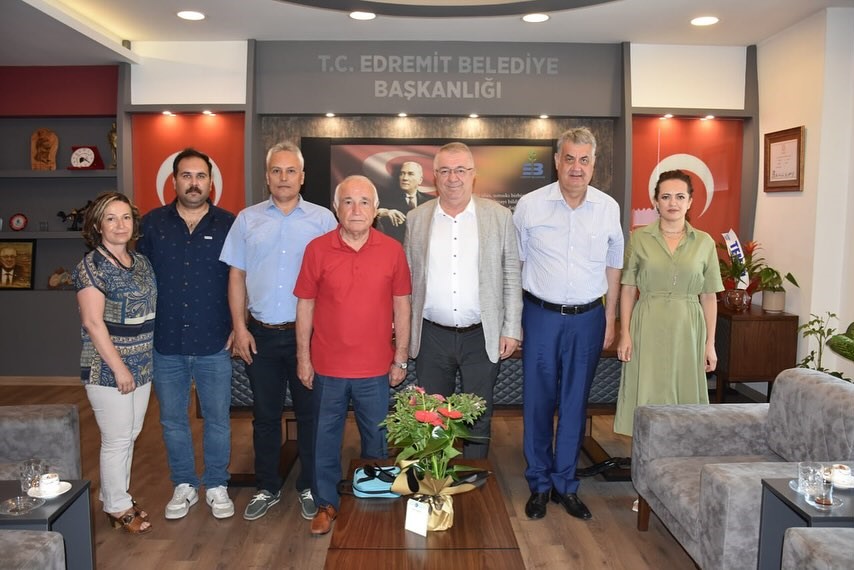 Cemil &Ccedil;i&ccedil;ek&rsquo;ten Edremit Belediyesine ziyaret
