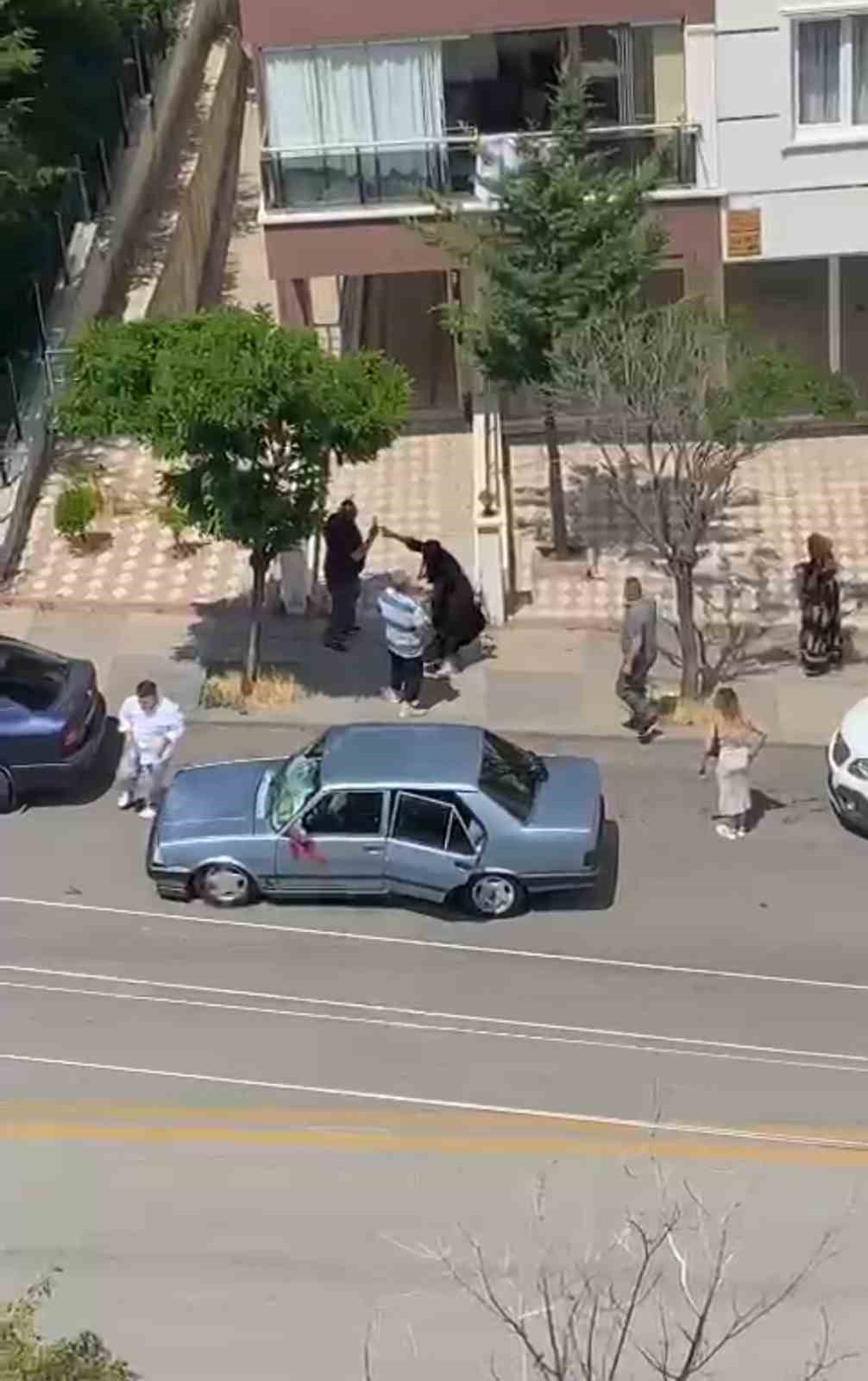 K&uuml;f&uuml;r etmemeleri i&ccedil;in uyardığı kişiler evini kurşunlayıp taş yağmuruna tuttu
