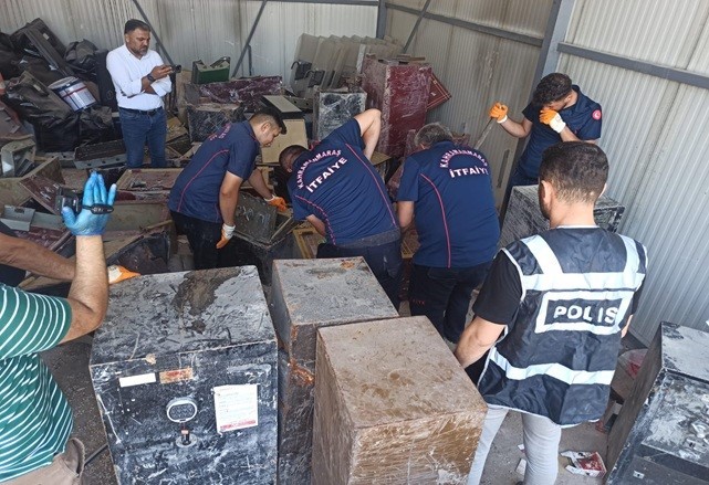 Enkazdan &ccedil;ıkartılan &ccedil;elik kasalar a&ccedil;ıldı
