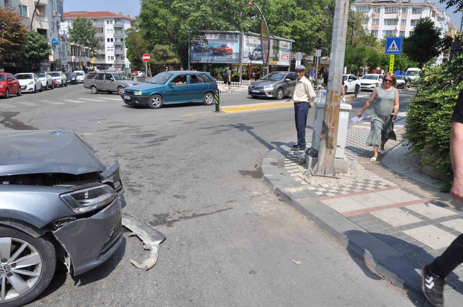 Edirne&rsquo;de iki otomobil &ccedil;arpıştı: 2&rsquo;si &ccedil;ocuk 5 yaralı 