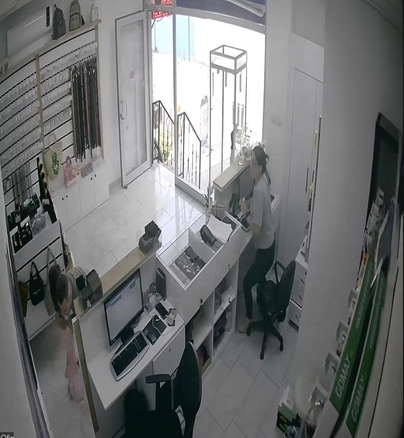 Ezine&rsquo;deki depremde esnafın "Hop nasıl yakaladım seni" diyerek kızıyla dışarı &ccedil;ıktığı anlar kamerada
