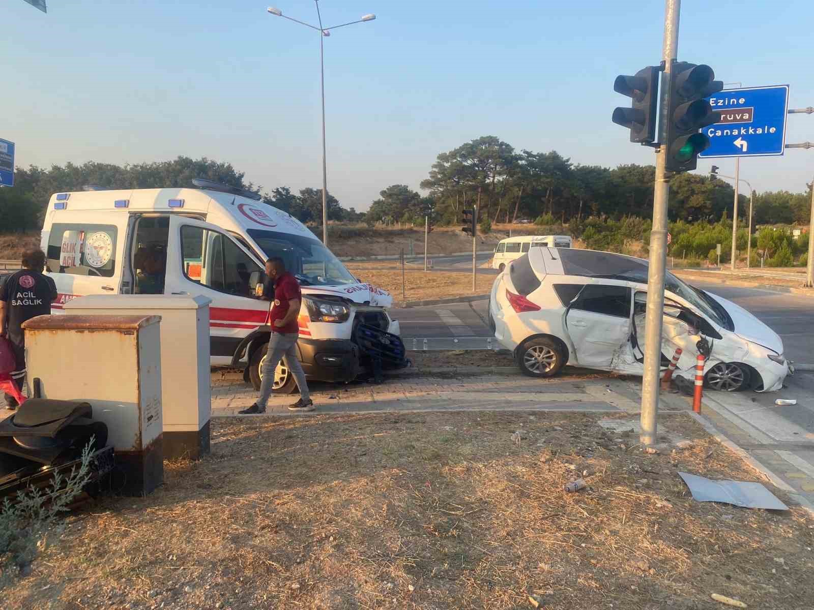 &Ccedil;anakkale&rsquo;de ambulans ile otomobil &ccedil;arpıştı: 3 yaralı
