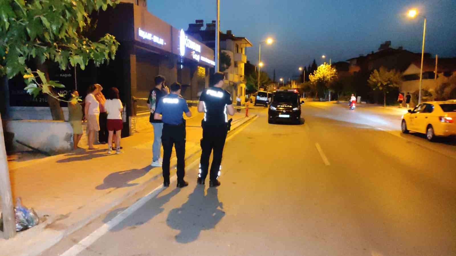 Plakasız motosiklet &uuml;zerindeki kar maskeli 2 kişi kaldırımda y&uuml;r&uuml;yen şahsı silahla yaraladı

