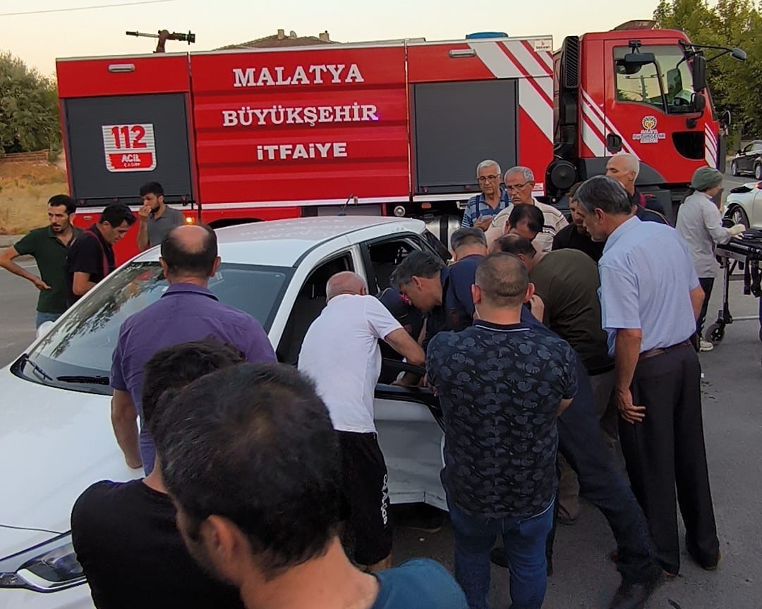 Malatya&rsquo;da iki otomobilin karıştığı kazada: 5 yaralı
