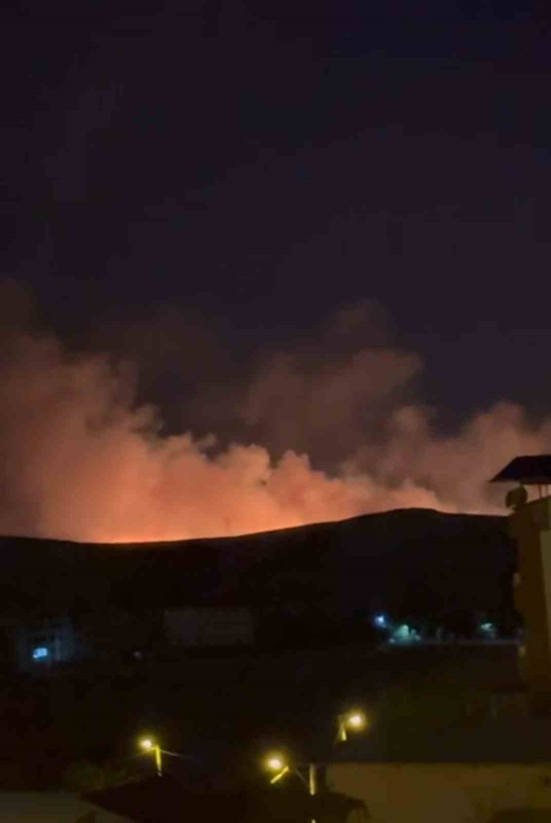 Diyarbakır’da anız yangını: Bölgedeki rüzgarın etkisiyle alevler geniş alana yayıldı